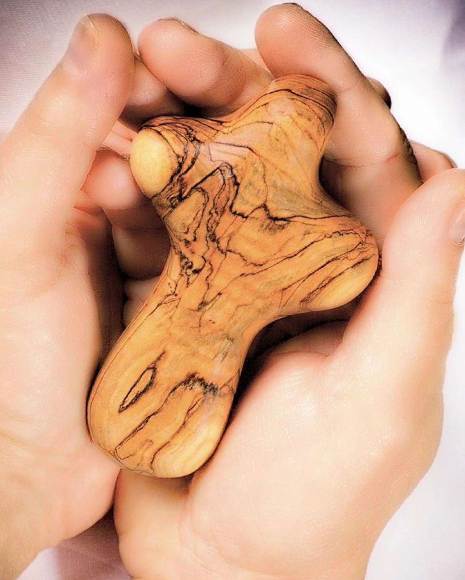 CRUZ DE MANO DE MADERA DE OLIVO